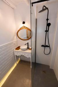 a bathroom with a sink and a mirror at Cal Torrentó Apartaments in Balaguer