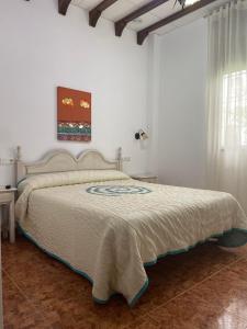 1 dormitorio con 1 cama grande en una habitación en Hotel Meson Fuente del Pino, en Olvera