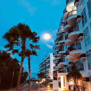 wysoki apartamentowiec z pełnią księżyca na niebie w obiekcie Magerife’s Home w mieście Boracay