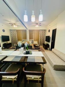 ein Wohnzimmer mit einem Sofa und einem Tisch in der Unterkunft Magerife’s Home in Boracay