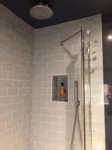 W łazience znajduje się prysznic ze szklanymi drzwiami. w obiekcie Bank Studio - luxury Cotswolds haven for two w mieście Shipston-on-Stour