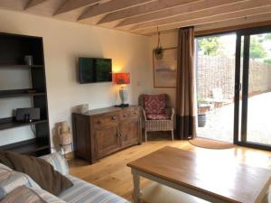 a living room with a couch and a table at Bank Studio - luxury Cotswolds haven for two in Shipston-on-Stour