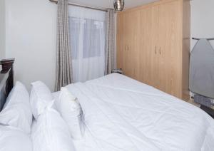 Postel nebo postele na pokoji v ubytování Athi Luxury Suites