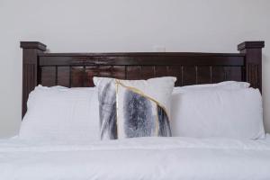 Postel nebo postele na pokoji v ubytování Athi Luxury Suites