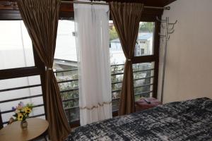 een slaapkamer met een bed en een raam bij Camere Centrale in Piteşti