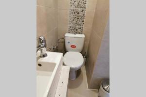 A bathroom at Cozy Corfiot house