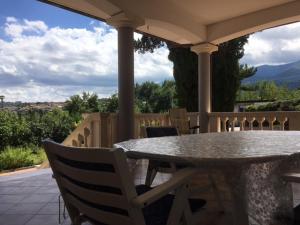 un tavolo e sedie su un portico con vista di Villa di Nonno Remo a Rapino