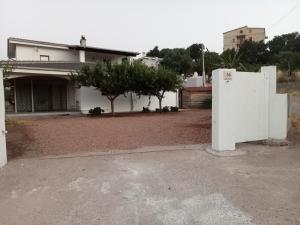 una nevera blanca frente a una casa en Civico36 en Ilbono