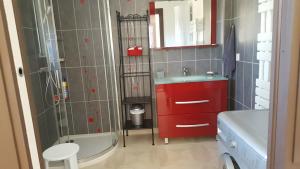 bagno con lavandino rosso e vasca di Tranquillité Gite a Cuxac-dʼAude