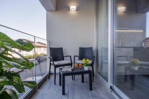 een balkon met 2 stoelen en een tafel bij Siena Living Apartment in Siena