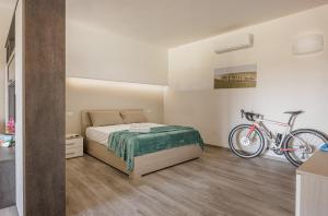 ein Schlafzimmer mit einem Bett und einem Fahrrad an der Wand in der Unterkunft Siena Living Apartment in Siena