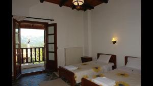 una camera con 2 letti e un balcone con vista di Guesthouse Ariadni a Kríkellon