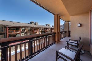balcón con 2 sillas y vistas a un edificio en Best Ski in Out Location Next to Gondola, 2 Bedroom, C211, en Park City