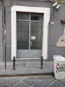ナポリにあるAngy's Houseの建物の戸口