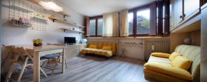Pokój wieloosobowy z biurkiem, łóżkiem i stołem w obiekcie Condominio Escargot w mieście Breuil-Cervinia