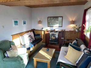 uma sala de estar com um sofá e um fogão em Cosy Stay on The Wild Atlantic Way em Malin