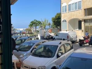 eine Reihe von Autos auf einem Parkplatz in der Unterkunft Appartamento 10 m dal mare Casa da zia Lena Maiori in Maiori