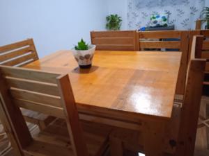 einem Holztisch mit einer Topfpflanze darüber in der Unterkunft Departamento familiar en Manta in Manta