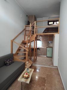 een woonkamer met een hoogslaper en een keuken bij Lakmos Studios in Ioannina