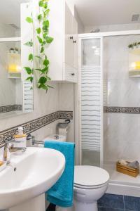 a bathroom with a sink and a toilet and a shower at Avda Pamplona Hospitales Universidad in Barañáin +38 photos