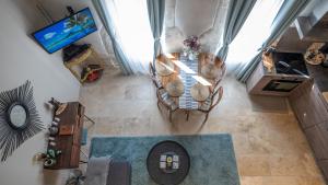 an overhead view of a living room with a table and chairs at Duplex calme et climatisé au Centre historique in Avignon