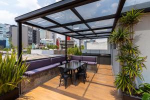 a balcony with a table and a couch at Lincoln Square Polanco by RentinBA in Mexico City