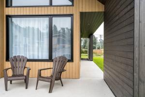 dos sillas sentadas en el porche de una casa en Initial / Soeur No2 / MSA, en Saint-Férréol-les-Neiges
