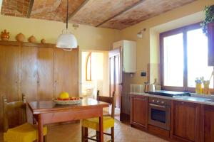 una cocina con una mesa con un bol de fruta. en Casa Colonica en Bucine