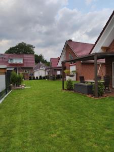 a backyard of a house with green grass at LandBrise in Petersfeld