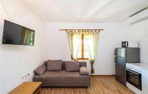 ein Wohnzimmer mit einem Sofa und einem TV in der Unterkunft Awesome Home In Biograd Na Moru With House A Panoramic View in Biograd na Moru