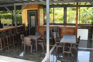 Restoran atau tempat lain untuk makan di Hermosa casa de campo con piscina en Pereira