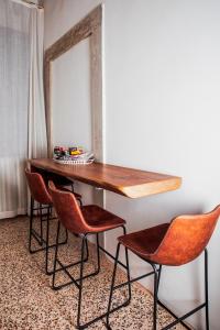 a table and chairs in a room with a window at Cà Mascaròn in Venice
