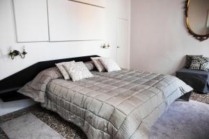 ein Schlafzimmer mit einem großen Bett und einem Stuhl in der Unterkunft Cà Mascaròn in Venedig