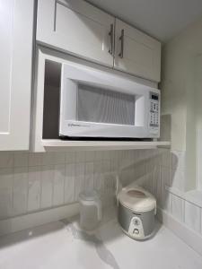 a kitchen with a microwave oven and a toaster at Quite House near the Vancouver Airport in Richmond