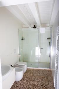 ein Bad mit einer Dusche, einem WC und einem Waschbecken in der Unterkunft Cà Mascaròn in Venedig