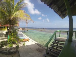 - une vue sur l'océan depuis le balcon du complexe dans l'établissement Reef House Resort, à Oak Ridge