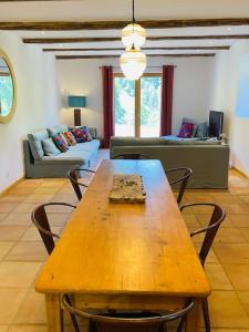 einen Holztisch und Stühle im Wohnzimmer in der Unterkunft Le Chalet de Bémont in Samoëns