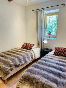 Posteľ alebo postele v izbe v ubytovaní Le Chalet de Bémont