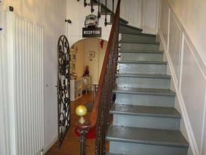 a staircase in a home with a stair case at Hôtel Des Poètes avec Garage privé in Béziers
