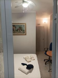 een slaapkamer met een bed met handdoeken erop bij Valery AffittaCamere in Capannori