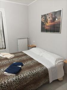 Un dormitorio con una cama con toallas azules. en Valery AffittaCamere en Capannori