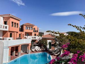 Výhled na bazén z ubytování Nisea Hotel Samos nebo okolí