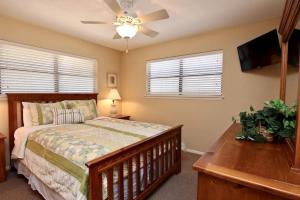 1 dormitorio con 1 cama y ventilador de techo en Comal River Bliss, en New Braunfels
