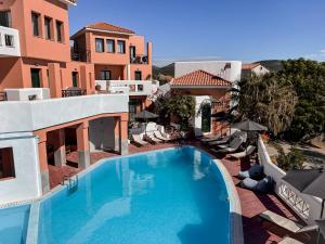 Der Swimmingpool an oder in der Nähe von Nisea Hotel Samos