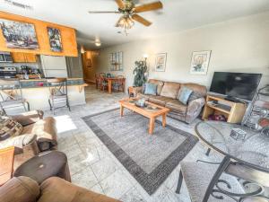 uma sala de estar com um sofá e uma mesa em Comal River Condo 375 em New Braunfels