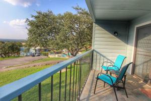 - deux chaises sur une terrasse couverte offrant une vue sur la rue dans l'établissement Lakeview Breeze, à Canyon Lake