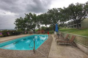 - une piscine entourée de chaises dans l'établissement Lakeview Breeze, à Canyon Lake