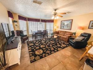 una sala de estar con un sofá y una mesa en Texas River Condo, en New Braunfels