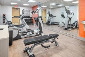Fitness centrum a/nebo fitness zařízení v ubytování Holiday Inn Express & Suites Macon - I-475 by IHG