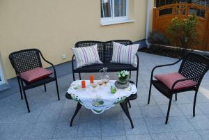 une terrasse avec une table, deux chaises et une table avec des bougies dans l'établissement Appartement Florian, à Vienne